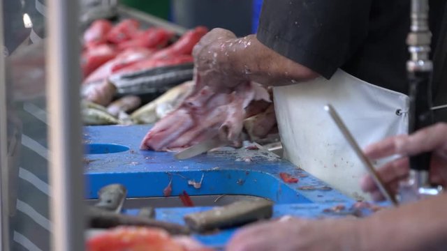 Pulizia del pesce al mercato ittico