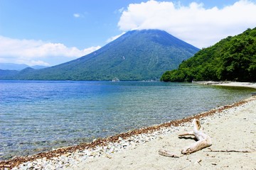 夏の男体山と中禅寺湖