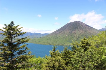 夏の男体山と中禅寺湖