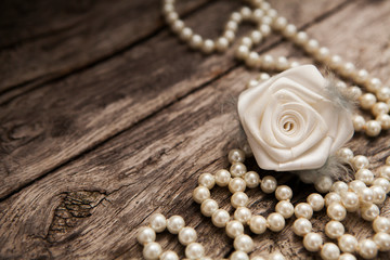 bois perles et rose blanche