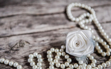 espace texte fond de bois perles et rose blanche