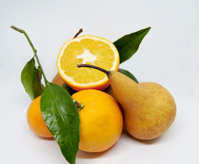 Arance e pera, frutti autunnali.