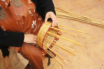 Elaboración artesanal de cestas de caña en Huelva, España.