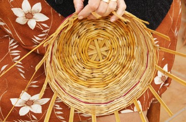 Elaboración artesanal de cestas de caña en Huelva, España.