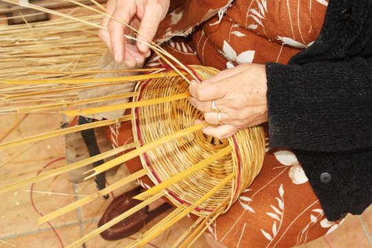 Elaboraci&oacute;n artesanal de cestas de ca&ntilde;a en Huelva, Espa&ntilde;a.