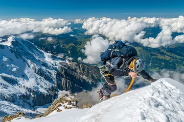 Photo sur Plexiglas Mont Blanc Extreme alpinist in high altitude on Aiguille de Bionnassay mountain summit, Mont Blanc massif, Alps, France