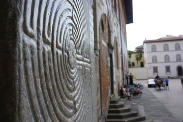 Labyrinth an der Fassade des Doms in Lucca