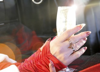 свадьба руки бокал