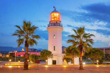 Prachtige verlichte Batumi Lighthouse, Georgia