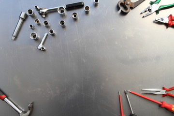 Werkzeug  auf einer Stahlplatte mit Textfreiraum 8