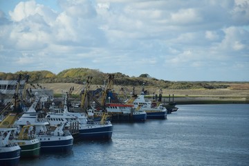 Fototapeta na wymiar Fischerboote und Schiffe in einem Hafen an der holländischen Küste