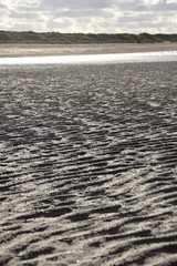 Strand bei Ebbe an einem windigen Herbsttag