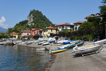 Fototapeta na wymiar The village of Calde on lake Maggiore in Italy
