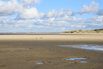 Strand bei Ebbe an einem windigen Herbsttag