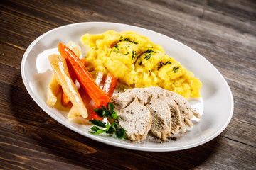 Grilled chicken fillet and vegetables