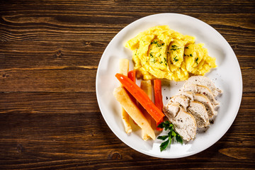 Grilled chicken fillet and vegetables