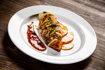 Grilled chicken fillet with apples