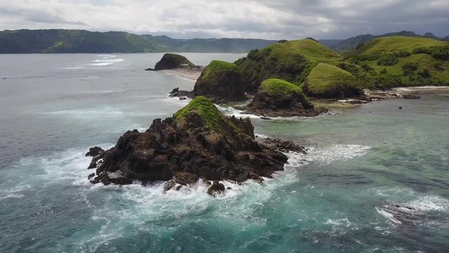 Flug um eine vorgelagerte Insel an der K&uuml;stenlinie
