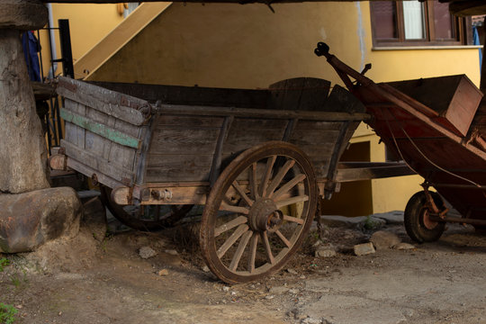 A cart is under an horreo