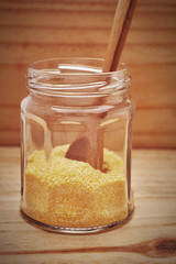 frasco de polenta sobre tablas de madera rústica