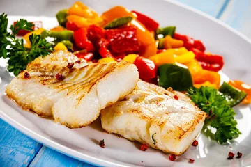 Crédence de cuisine en verre imprimé Plats de repas Fish dish - fried fish fillet and vegetables