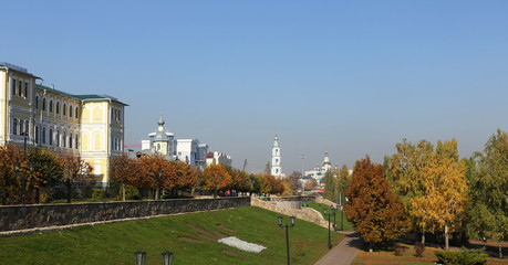 Fototapeta na wymiar Embankment of the city of Tambov. Russia. Autumn sunny day
