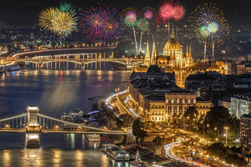 Vuurwerk over de Pest-kant van Boedapest over de rivier de Donau in Hongarije, Europa.
