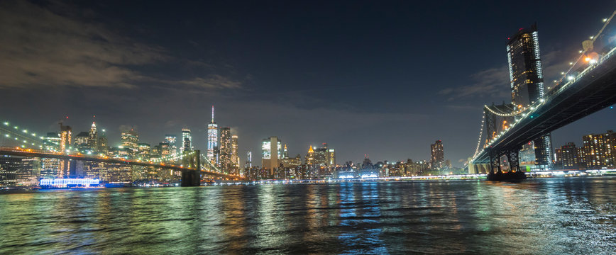 Fototapeta The two most famous bridges in New York are the Brooklyn Bridge and the Manhattan Bridge. Against the background of the night cityscape