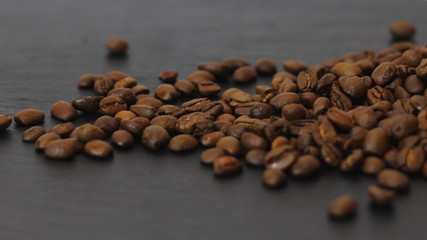 Kaffeebohnen auf schwarzem Untergrund