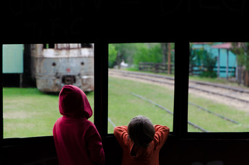 niños mirando el tren