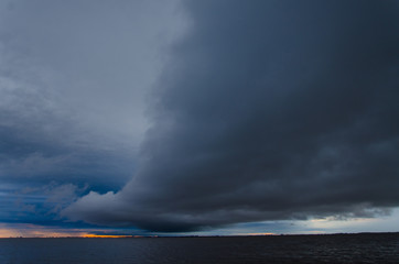 tormenta sobre el agua