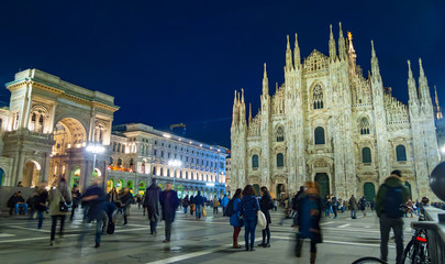 Fototapeta premium Nocny widok na Piazza del Duomo w Mediolanie