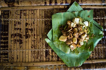 Store enrouleur occultant Plats de repas Siomay - Indonesian dish with steamed fish dumpling and vegetables served in peanut sauce in banana leaf - copy space left.