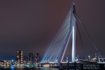 Fototapeta na wymiar Erasmus bridge, Rotterdam