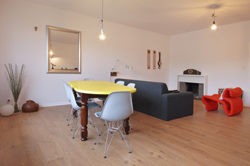 salon salle à maanger d'un petit appartement rénové 