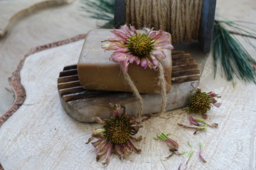 Seife auf Holz mit Blume