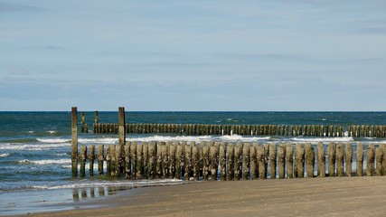 Wellenbrecher aus Holz am Nordseestrand in den Niederlanden