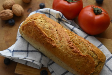 Pan de cerealez, tomates frescos, nueces 