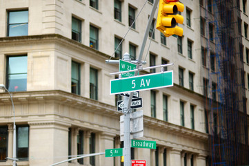 Obraz premium Intersection of Broadway street and 5th Ave in New York City