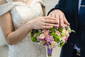 Obraz na płótnie Canvas hands with wedding rings, wedding rings, wedding day, bride and groom