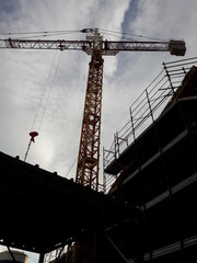 Cantiere edile in autunno - gru e ponteggio 