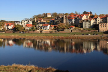 Fototapeta na wymiar Blick über die Elbe zum Meißner Stadtviertel Vorbrücke