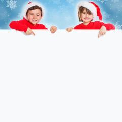 Kinder Mädchen Junge Weihnachtsmann Nikolaus Weihnachten lachen zeigen Schild Textfreiraum...