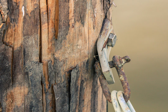 Vorrichtung an einem alten Holzpfeiler