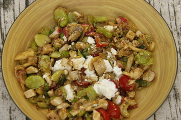 Salade pois, féta, poulet, tomates
