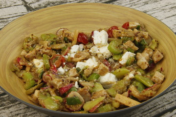 Salade pois, féta, poulet, tomates