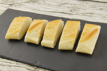 Tranches de pain sur une ardoise