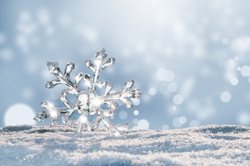 Leuchtender großer Eiskristall im Schnee, Bokeh des Winters leuchtet im Hintergrund - 231391443