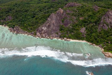 Luftaufnahme der Anse Source d'Argent auf La Digue, Seychellen.