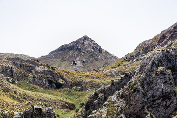 Spitzer Berg in einer Schlucht